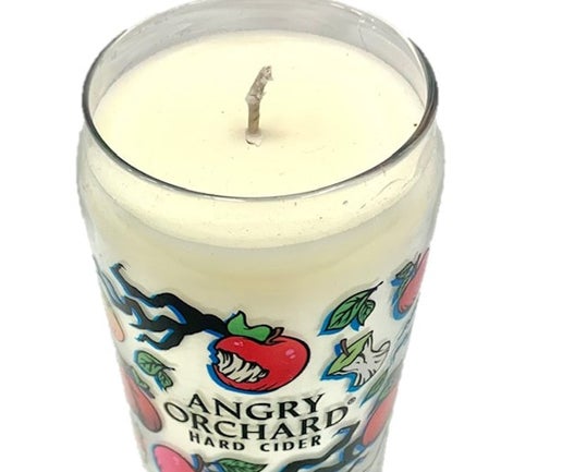 This can glass is covered in small images of branches, leaves, whole apples, and bitten apples. These small images surround the writing "Angry Orchard Hard Cider".